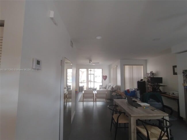 Building Photo - 15509 N Miami Lakeway