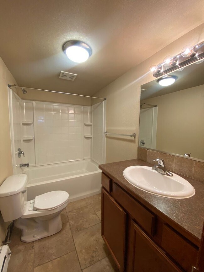 Building Photo - Great Spokane Valley Location-2 bed 1 bath...