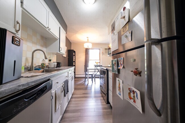 Building Photo - 917 11th Ave S