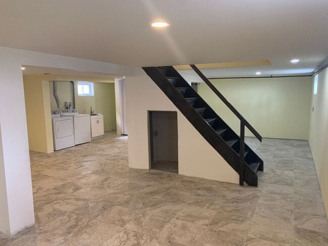 Building Photo - Terrific 4 Bed/1 Bath Home in Elmont!