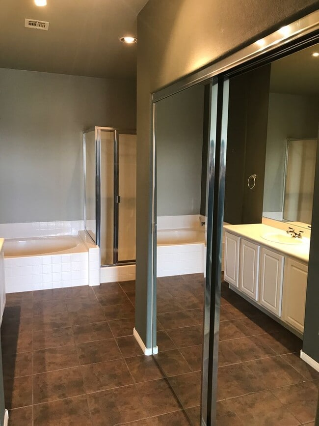 Building Photo - Great Townhouse over lookings TPC Summerli...