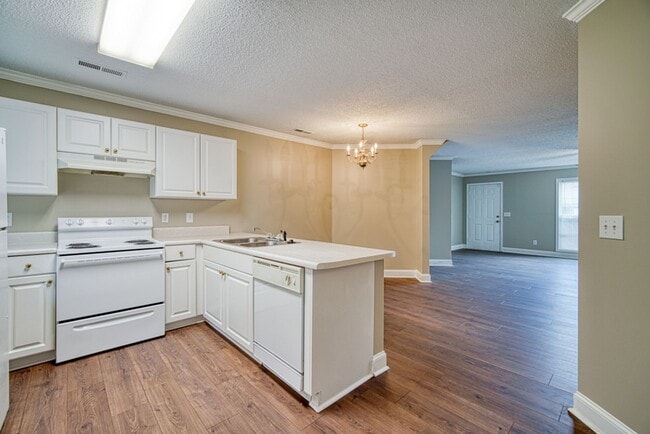 Building Photo - Freshly Renovated 2 BR, 2.5 BA Townhome Ce...