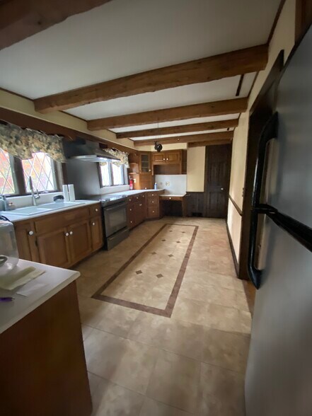 Building Photo - 421 Country Club Rd