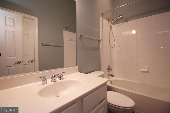 Building Photo - 3800 Elmwood Towne Way