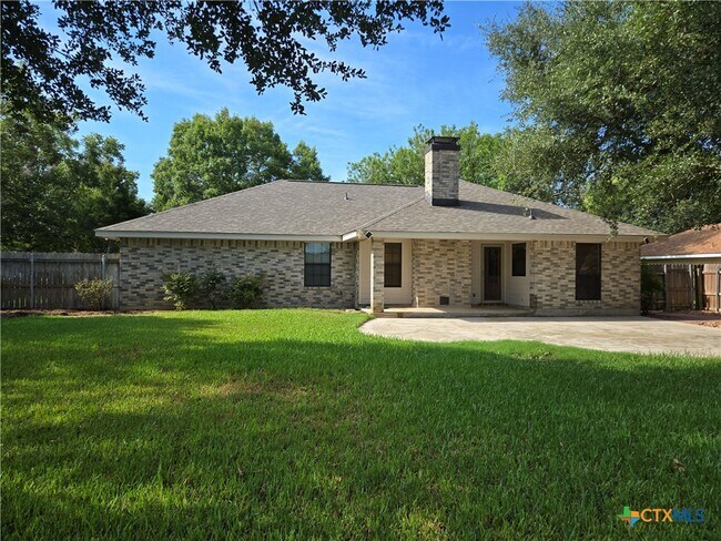 Building Photo - 776 Country Club Dr