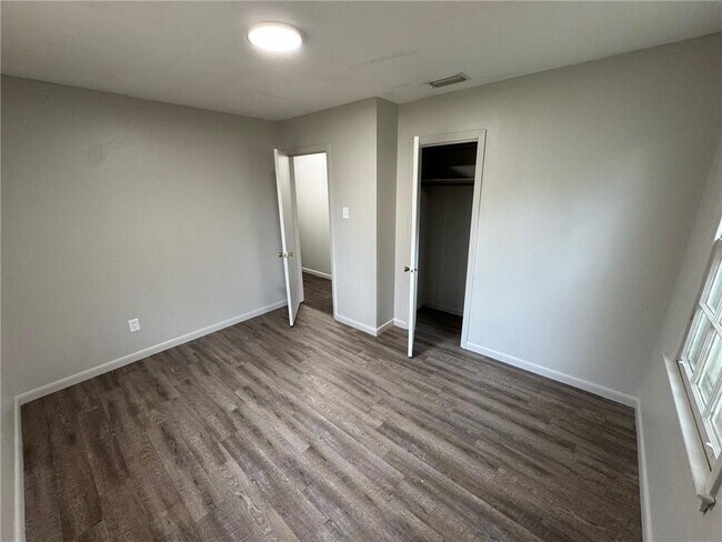 Building Photo - 4734 Clarendon Dr