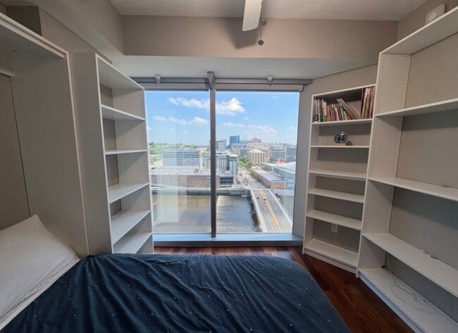 Building Photo - Three Bedroom - RiverHouse Condo!