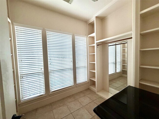 Building Photo - 1631 S Persimmon St