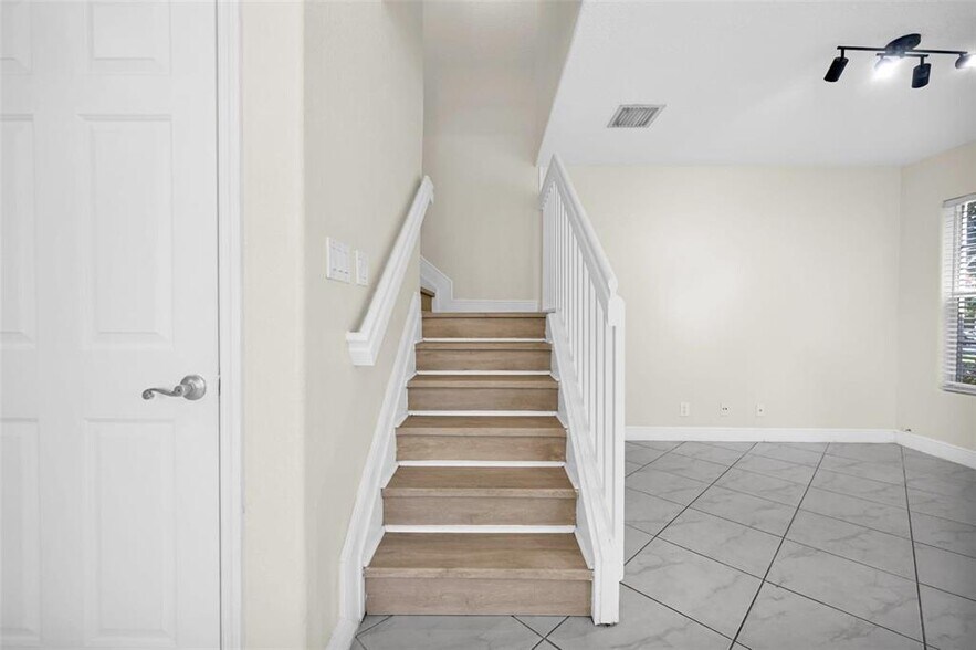 Building Photo - 1731 NW 94th Ave