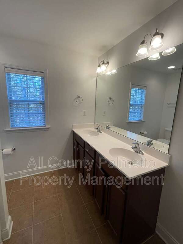 Building Photo - 4077 Hartland St