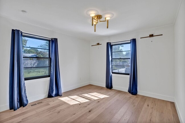 Building Photo - Beautifully furnished short-term rental in...