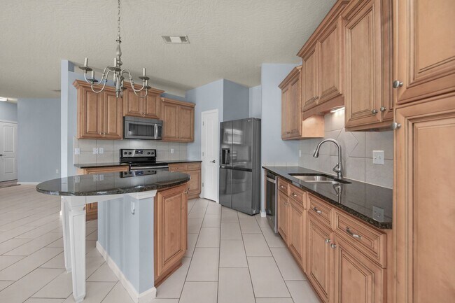 Building Photo - MOVE-IN SPECIAL!