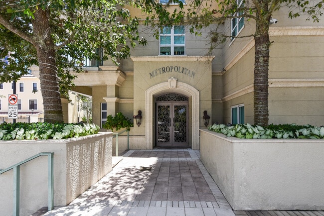 Building Photo - 403 S Sapodilla Ave