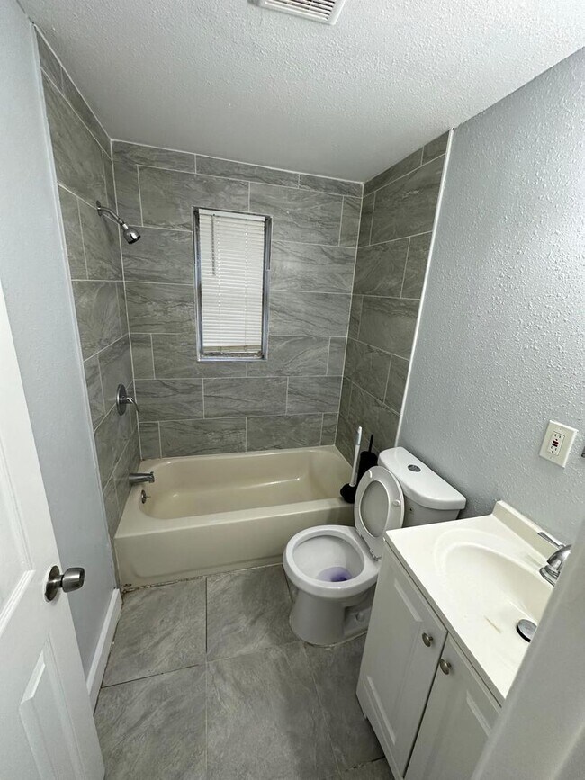 Building Photo - Fully Renovated 2/1 Single Family Available Now!