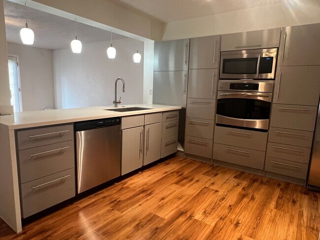 Building Photo - CONVIENT... TOWNHOME 2 BEDROOM 2.5 BATH