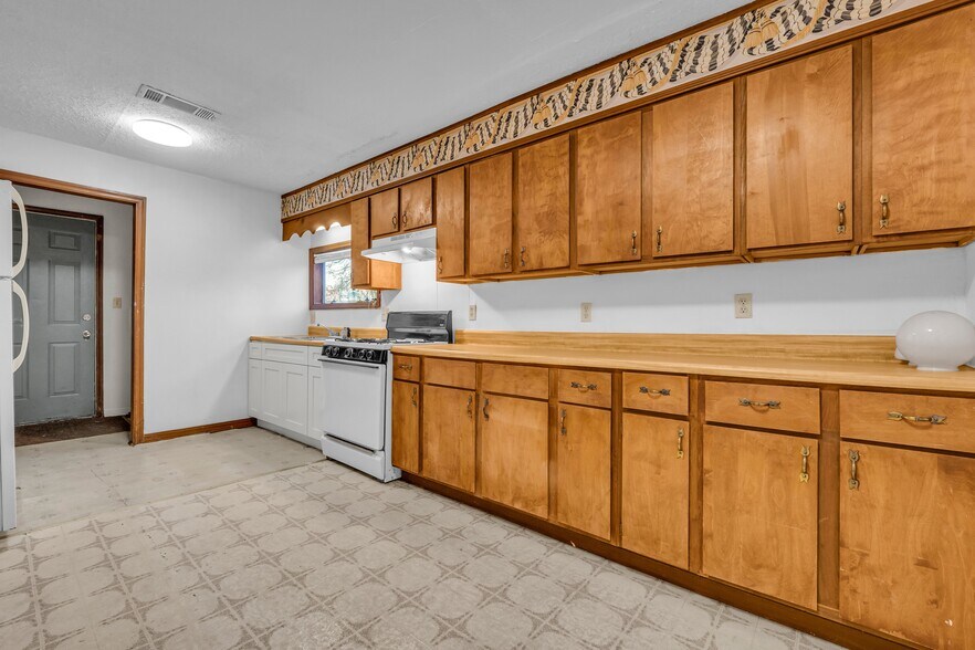 Building Photo - 523 18th St N