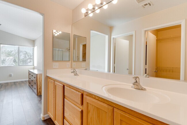 Building Photo - CHARMING 2 BEDROOM HOME IN GATED COMMUNITY...
