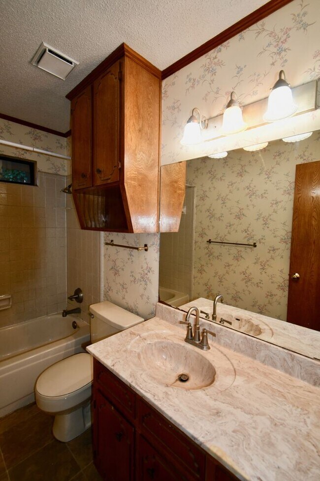 Building Photo - Inviting 3 Bedroom 2.5 Bathroom Home in Ha...