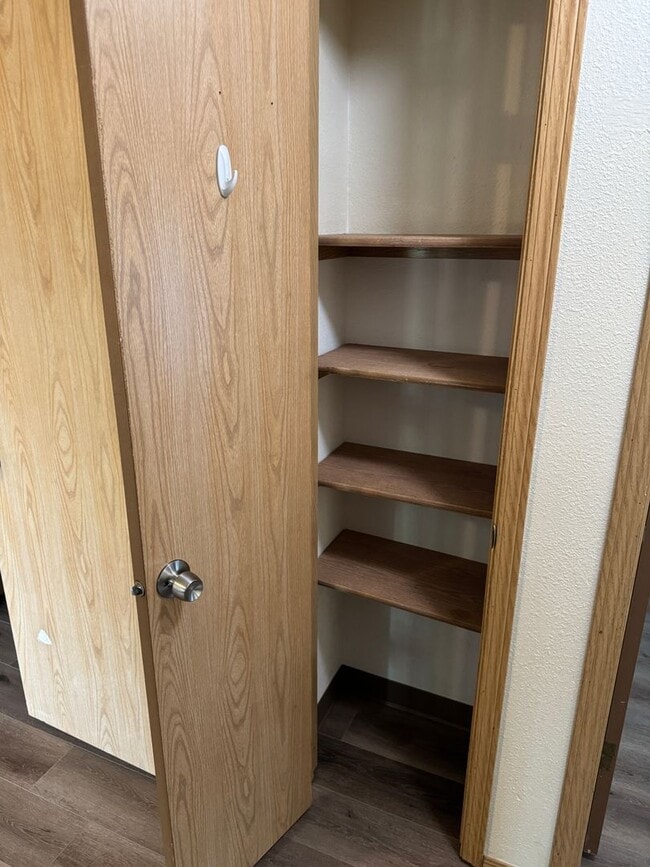 Building Photo - Updated 3 bedroom 2 bath duplex! MOVE IN S...