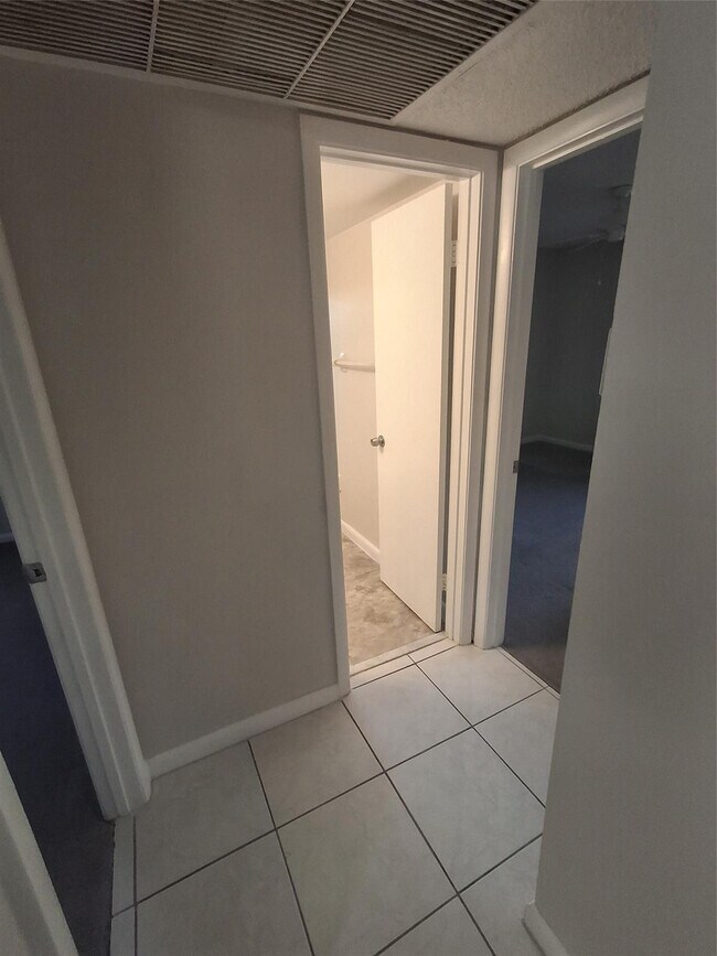 Building Photo - 2611 Riverside Dr