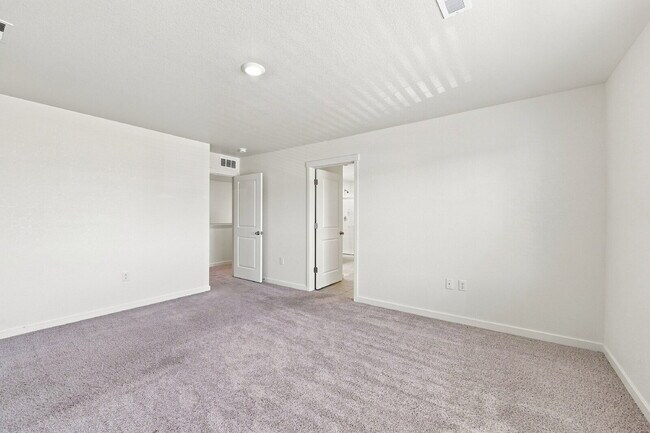 Building Photo - $2,845.95 with $300 Off the first month's rent, 4 Beds - 2.5 Baths, Single Family Home in Aurora ...