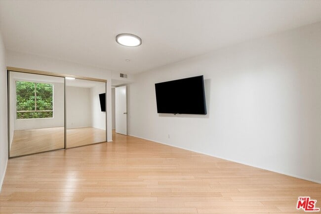 Building Photo - 429 N Oakhurst Dr