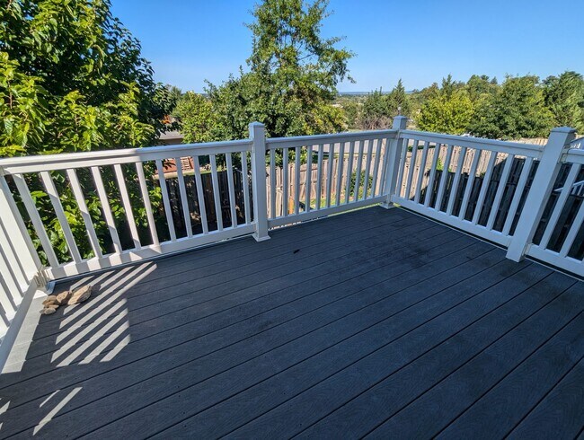 Building Photo - 3 Level End Unit townhouse available mid O...