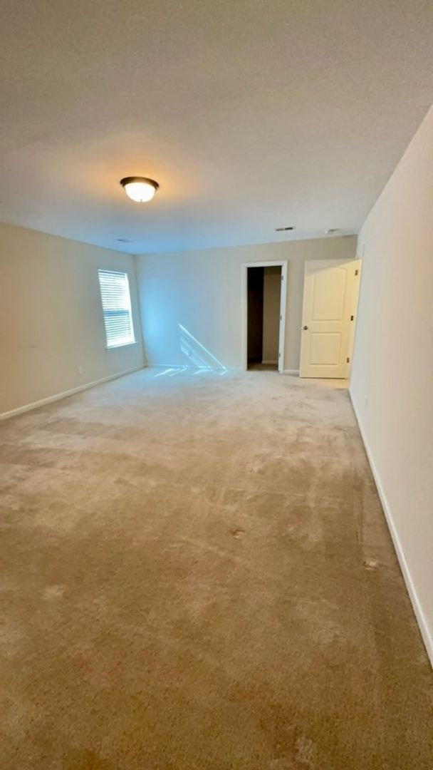 Building Photo - Experience the perfect blend of comfort & modern living in this beautiful home located in Northea...