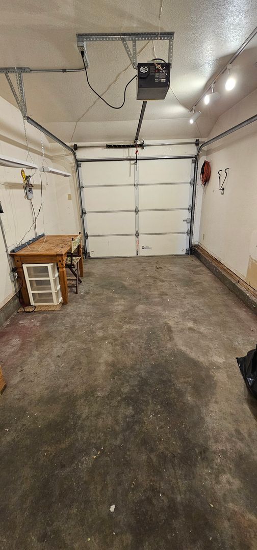 Building Photo - For Rent 2 Bedroom 1 Bathroom 1 Car Garage