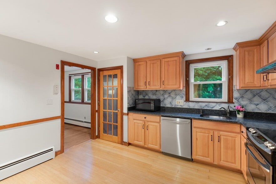 Kitchen - 10 Cedar Ridge Dr