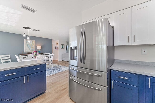 Building Photo - 2868 Sanibel Blvd