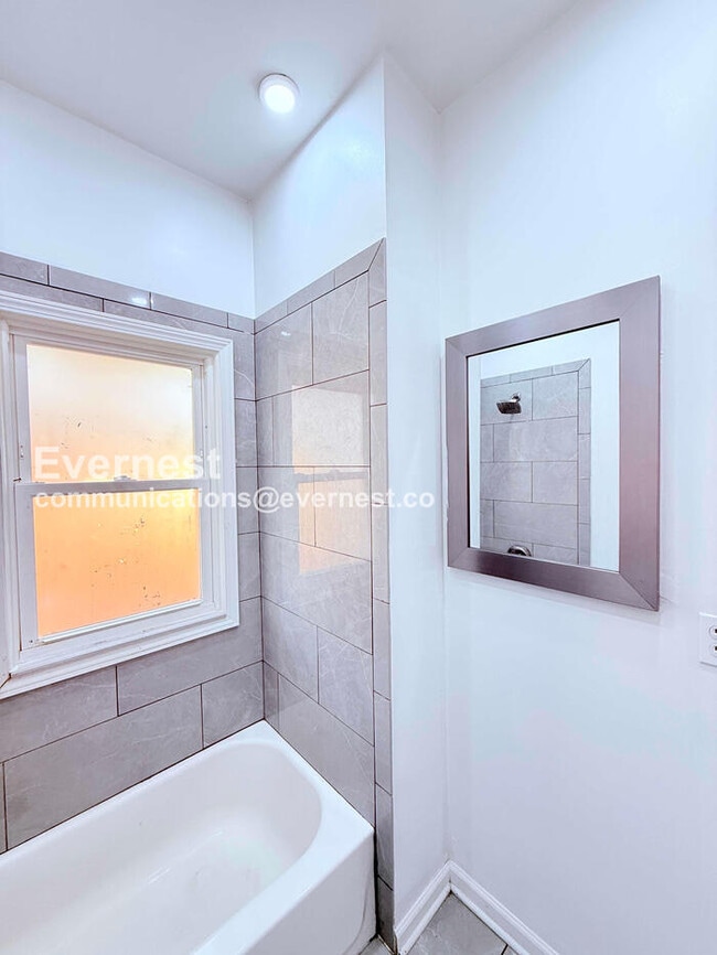 Building Photo - 2 Bed/1 Bath Home with Off-Street Parking / Vouchers Accepted / Available Now!