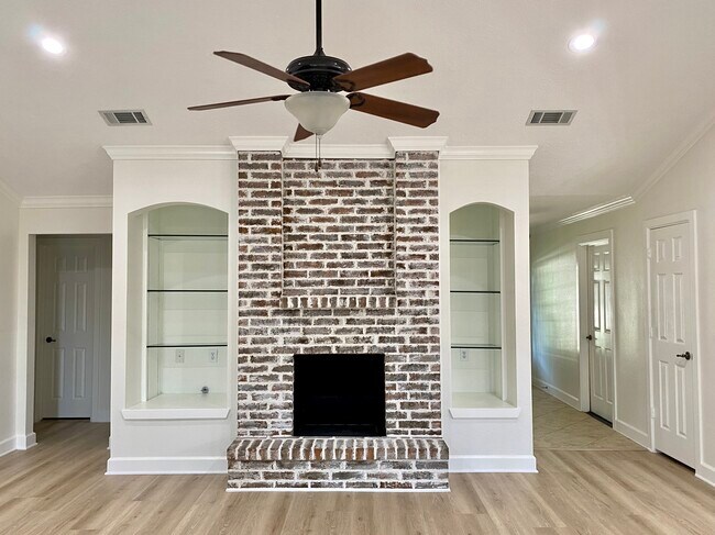 Primary Photo - 1121 E San Augustine St