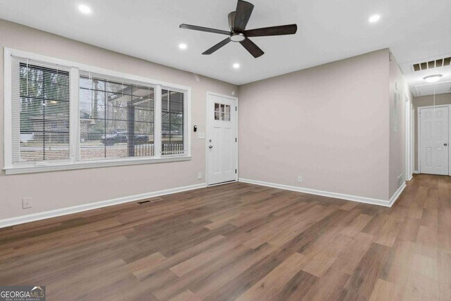 Building Photo - 2953 Meadowview Dr SE
