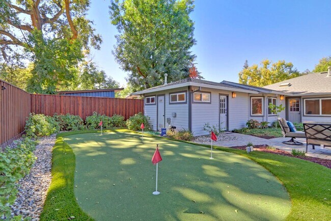 Building Photo - Stunning Central Davis Home
