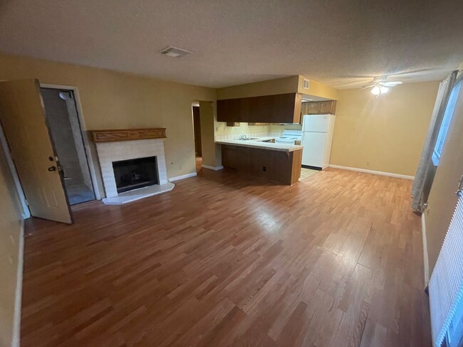 Building Photo - 1 Bedroom / 1 Bathroom condo available in ...