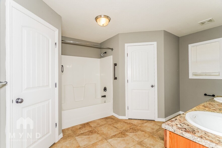 Building Photo - 4674 Oneida Dr