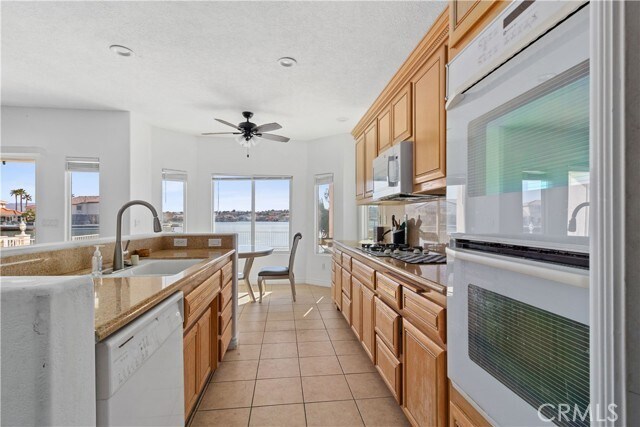 Building Photo - 18075 Lakeview Dr