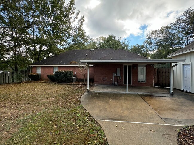 Building Photo - Deatsville Home with Pool and Large Garage