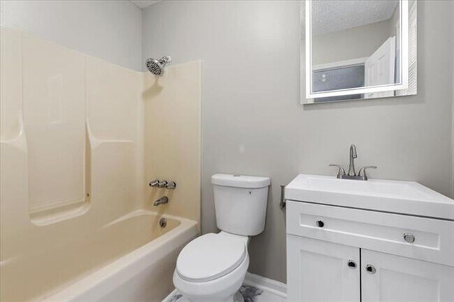 Building Photo - Radford, 3 BR / 2 BA, Available NOW