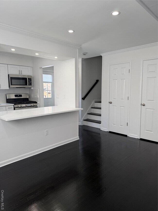 Building Photo - 12 Central Dr