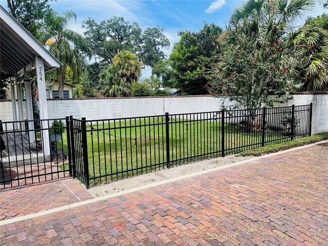 Building Photo - 754 N Westmoreland Dr