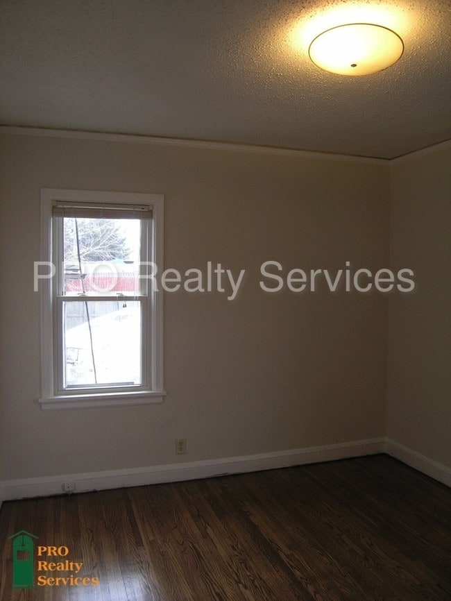 Building Photo - 2213 University Ave NE