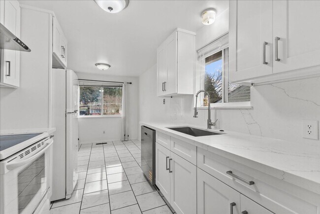 Building Photo - Bright and Updated Beacon Hill Rambler