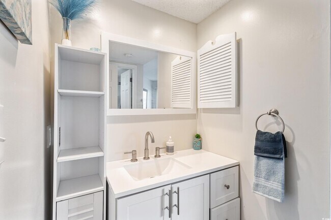 Building Photo - 4242 Pinehurst Cir