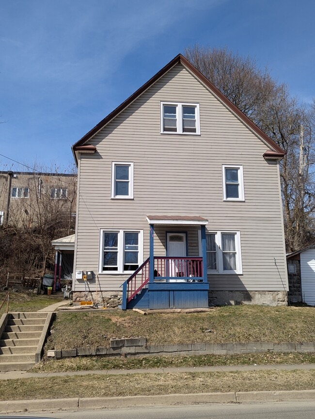 Building Photo - 473 Crescent St