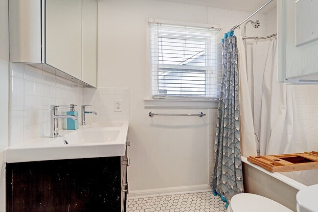 Building Photo - 1523 Harvard St