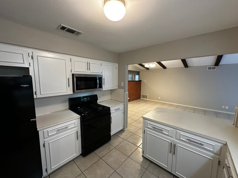 Building Photo - 2404 Parker Ln