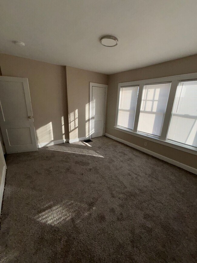 Building Photo - 2253 Summit St