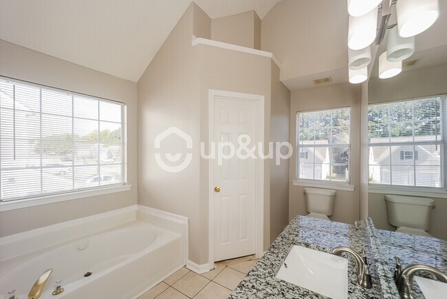 Building Photo - Fantastic 3bd/2.5ba home! Coming soon!